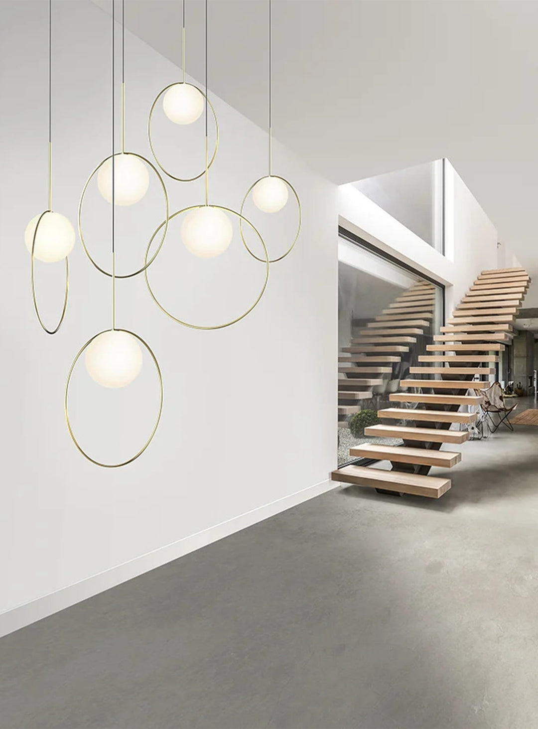 Découvrez la lampe suspendue Bola Halo de Pablo Designs, un luminaire LED élégant avec globe en verre opale. laiton