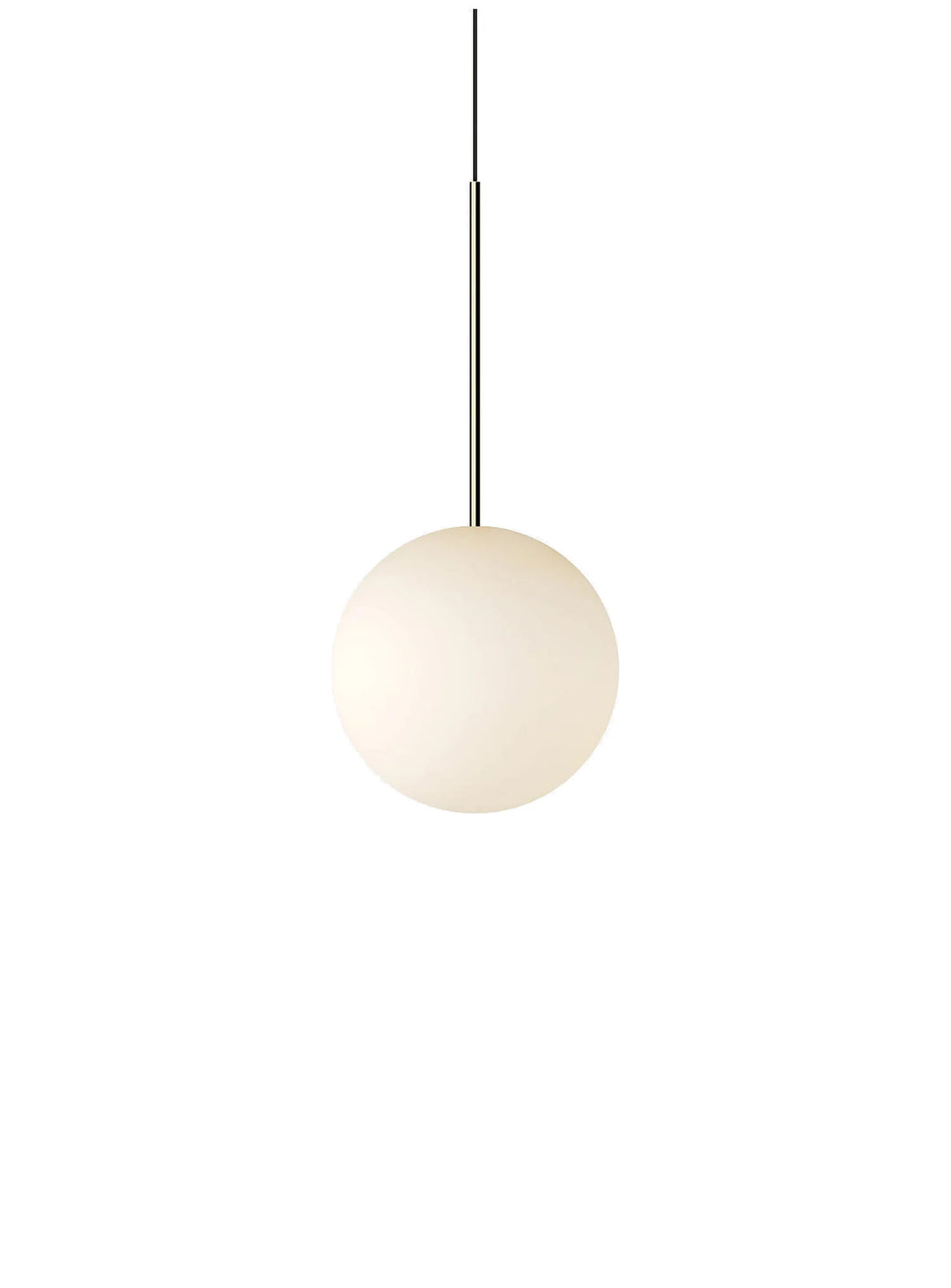La lampe suspendue Bola Sphere de Pablo Designs révèle la beauté du verre opale dans un design minimaliste. laiton