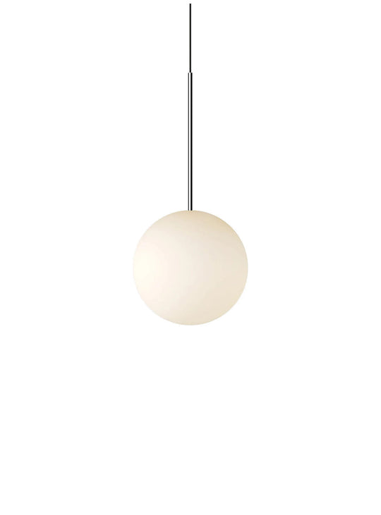 Personnalisez votre décoration avec la lampe suspendue Bola Sphere de Pablo Designs, offerte en plusieurs tailles. chrome