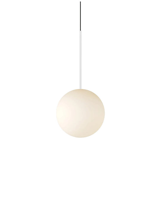 La lampe suspendue Bola Sphere de Pablo Designs diffuse une lumière agréable à travers son globe opalin. blanc