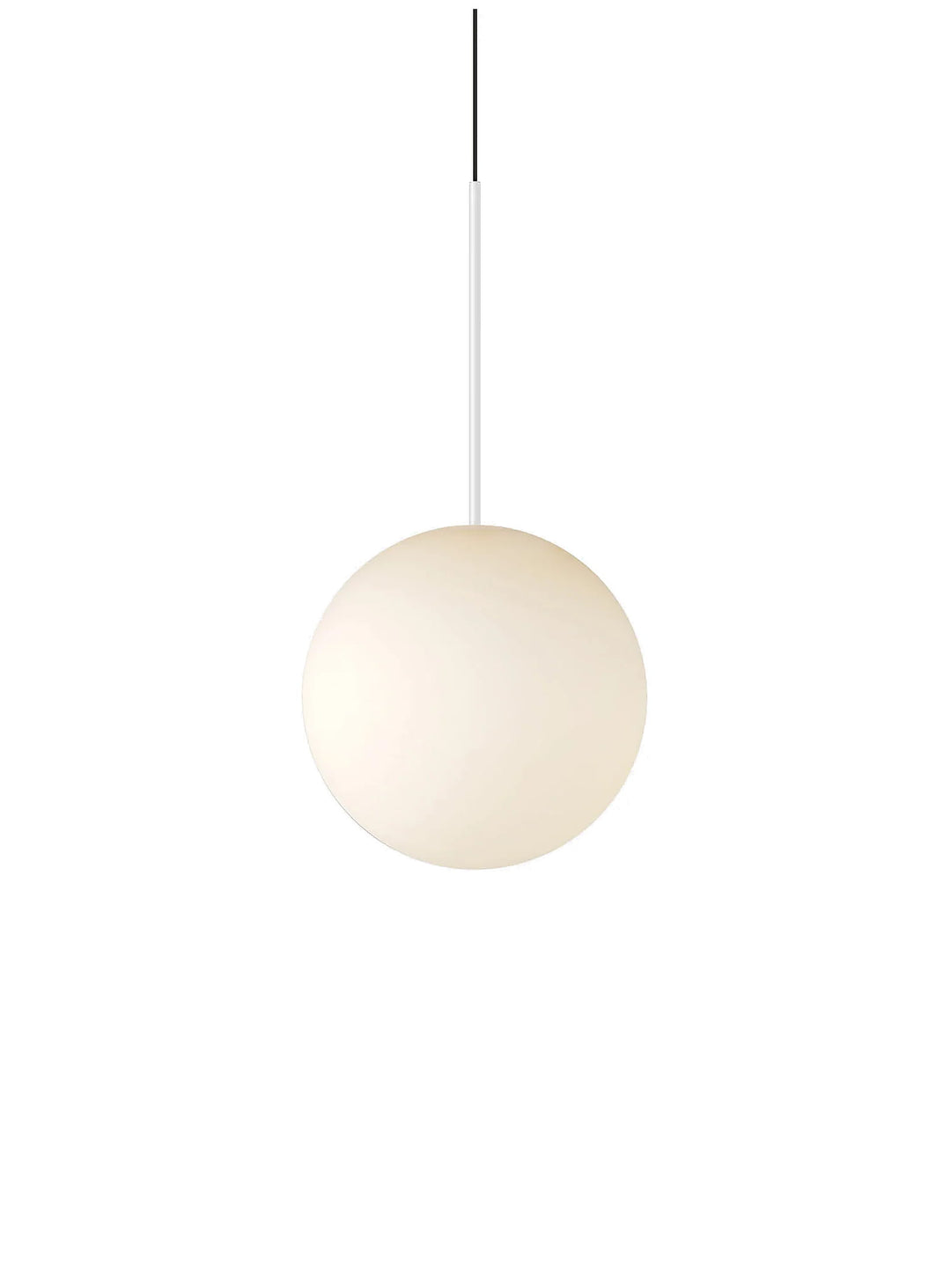 La lampe suspendue Bola Sphere de Pablo Designs allie matériaux durables et esthétique contemporaine. blanc