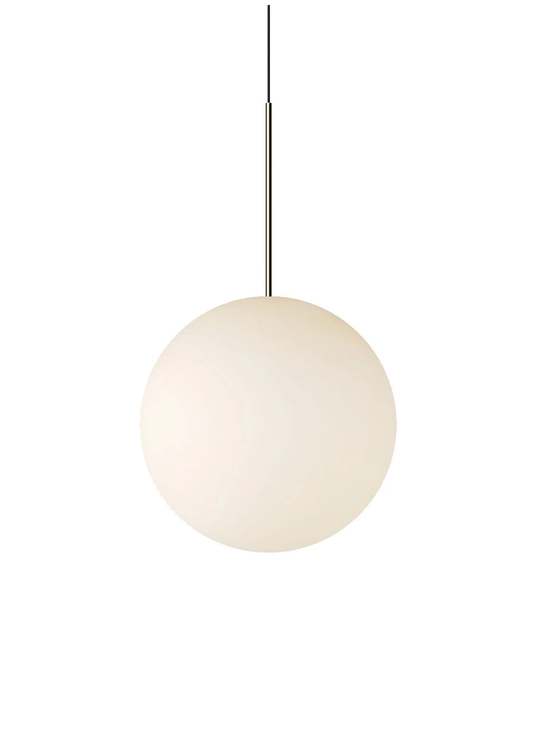 La lampe suspendue Bola Sphere de Pablo Designs apporte une luminosité douce à votre décoration. laiton
