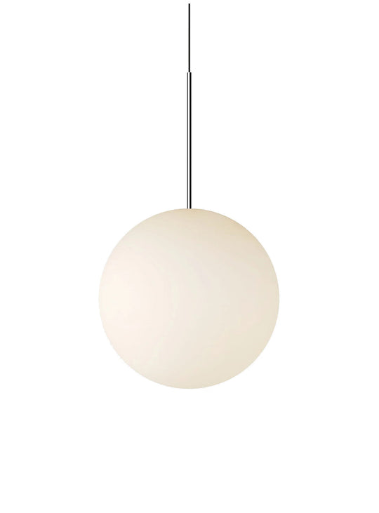 Choisissez la lampe suspendue Bola Sphere de Pablo Designs pour son design simple et ses matériaux raffinés. chrome