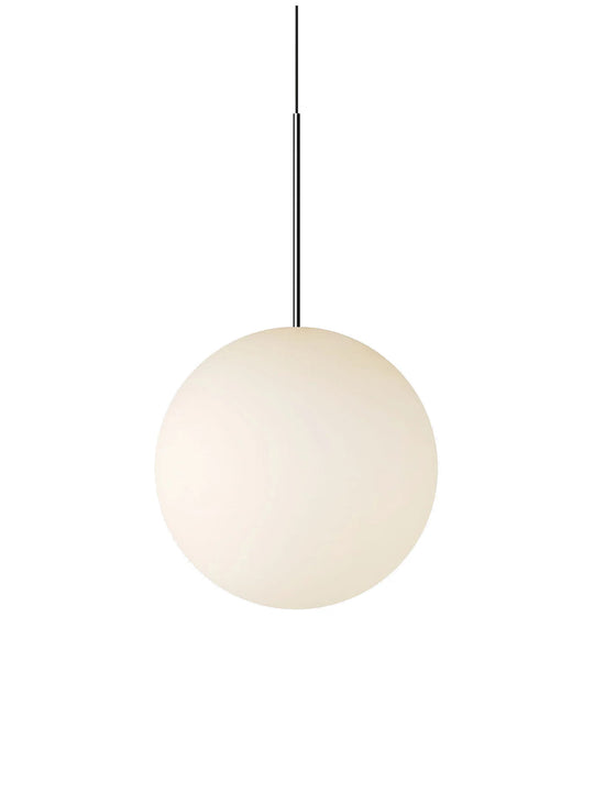 La lampe suspendue Bola Sphere de Pablo Designs habille vos espaces avec un éclairage élégant et équilibré. metal