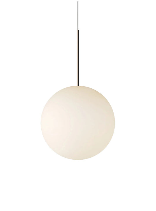Créez une décoration lumineuse avec la lampe suspendue Bola Sphere de Pablo Designs au charme intemporel.  or rose