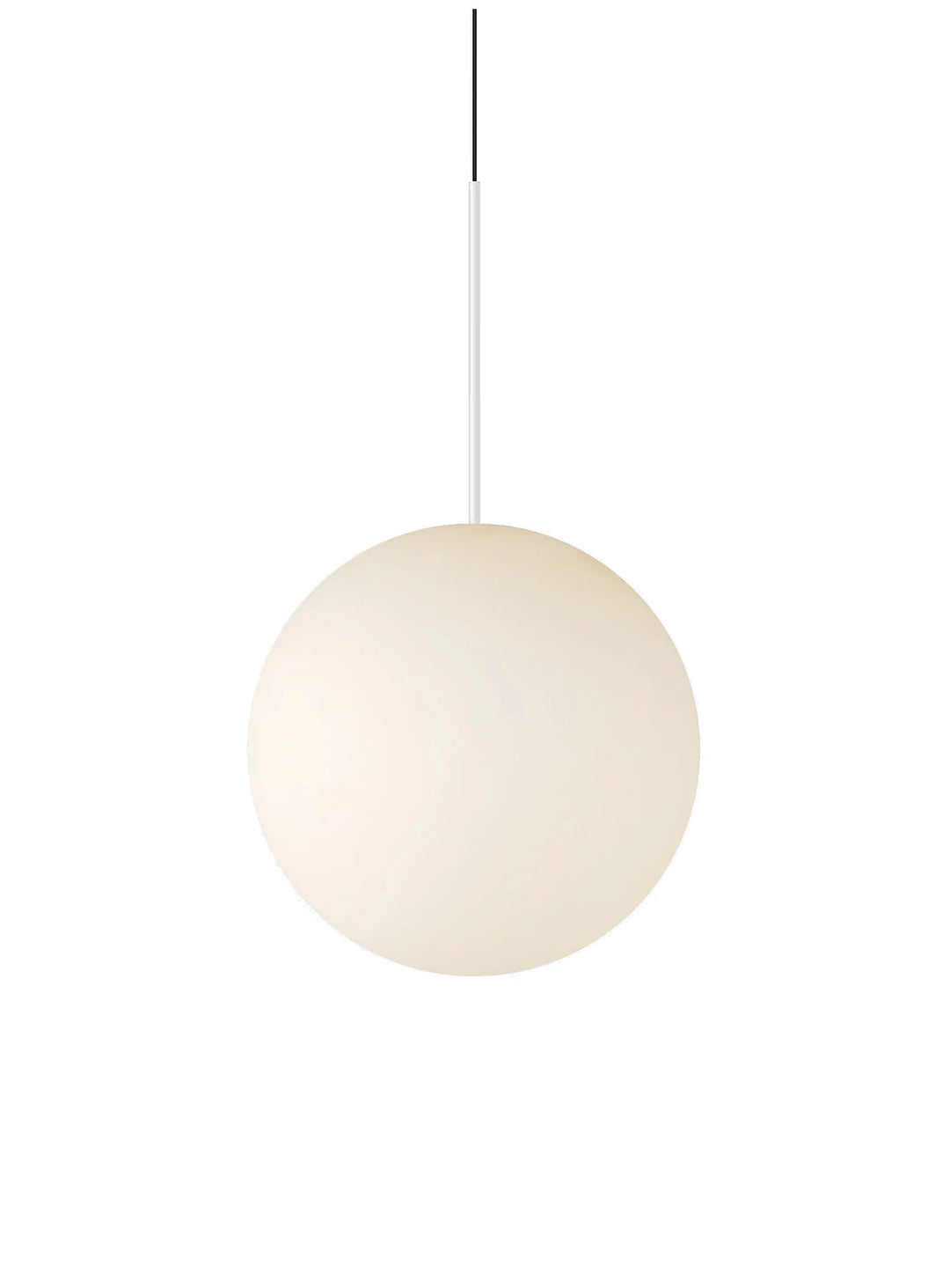 La lampe suspendue Bola Sphere de Pablo Designs associe la pureté des formes à la douceur du verre opale. blanc