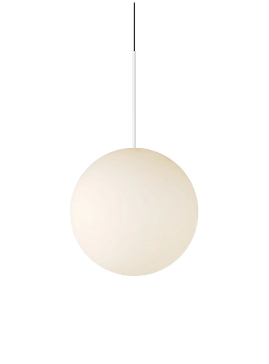 La lampe suspendue Bola Sphere de Pablo Designs associe la pureté des formes à la douceur du verre opale. blanc