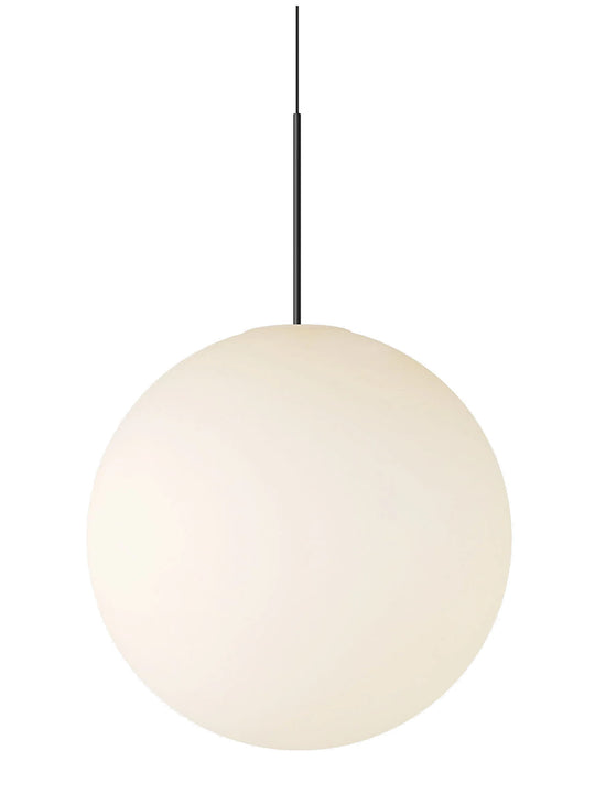 Apportez douceur et modernité avec la lampe suspendue Bola Sphere de Pablo Designs en verre soufflé. noir