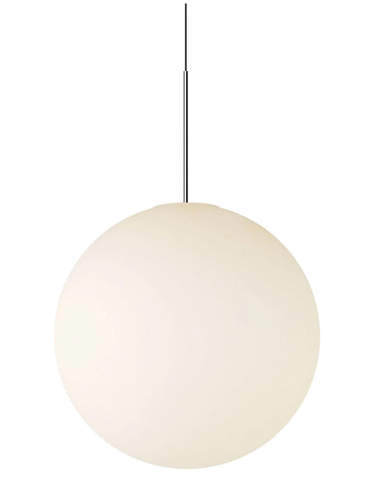Découvrez la lampe suspendue Bola Sphere de Pablo Designs, une alliance de verre opale et d'acier inoxydable. chrome