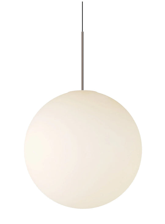 Sublimez votre table à dîner avec la lampe suspendue Bola Sphere de Pablo Designs et son globe raffiné. or rose