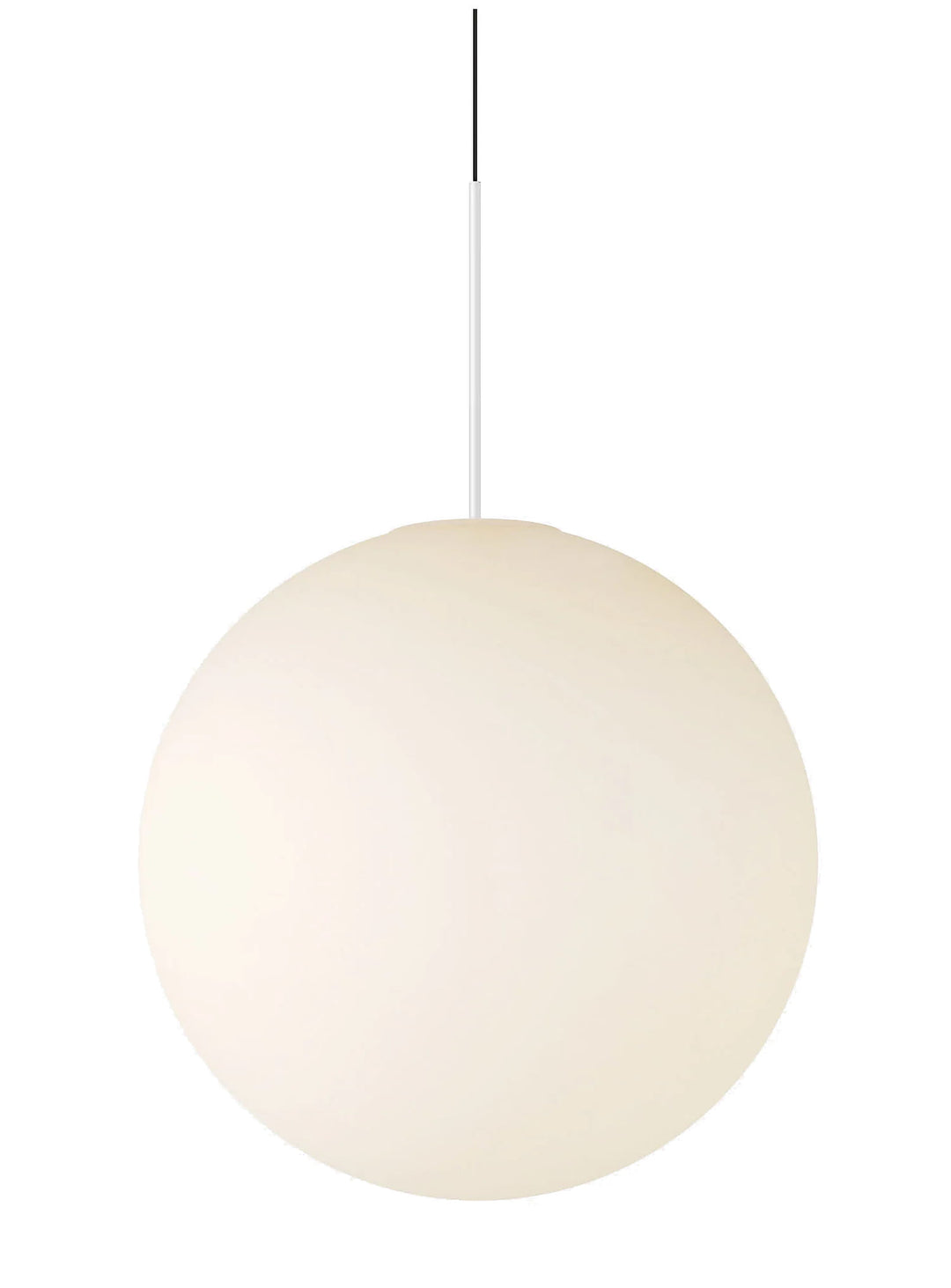 La lampe suspendue Bola Sphere de Pablo Designs associe une structure fine à une sphère en verre soufflé. blanc