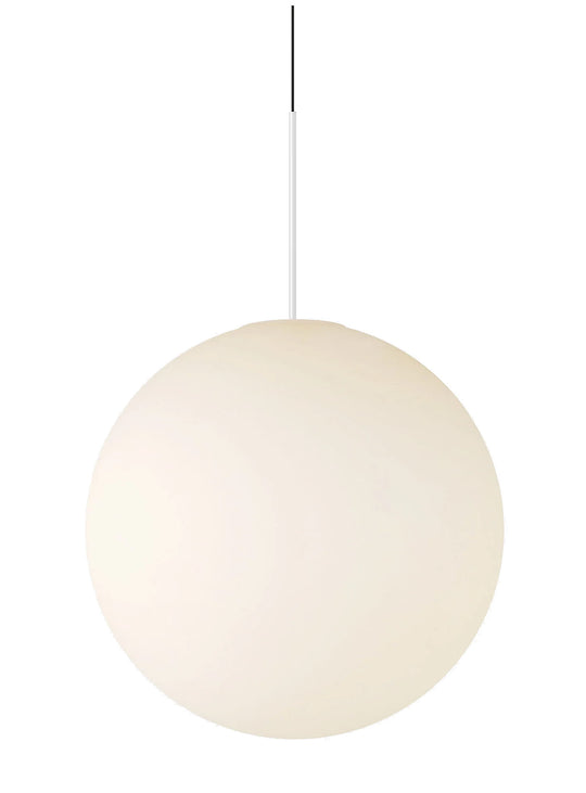 La lampe suspendue Bola Sphere de Pablo Designs associe une structure fine à une sphère en verre soufflé. blanc