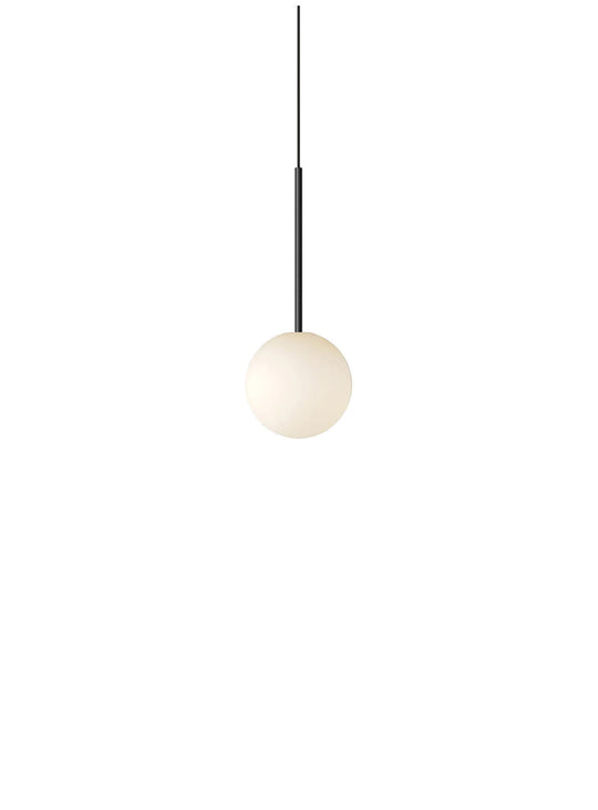 La lampe suspendue Bola Sphere de Pablo Designs sublime vos espaces avec ses lignes modernes. noir