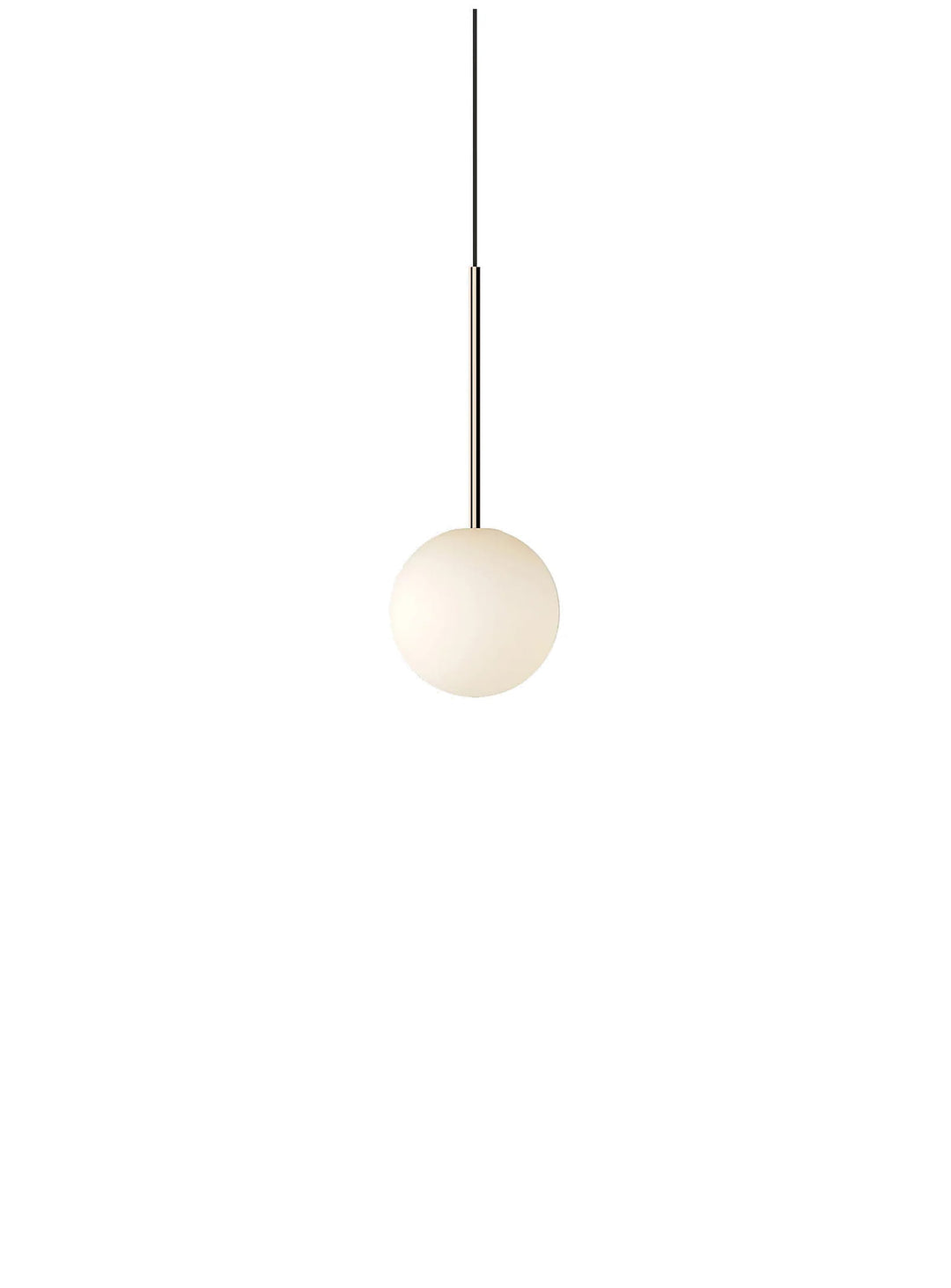La lampe suspendue Bola Sphere de Pablo Designs crée une atmosphère apaisante grâce à son verre opale.