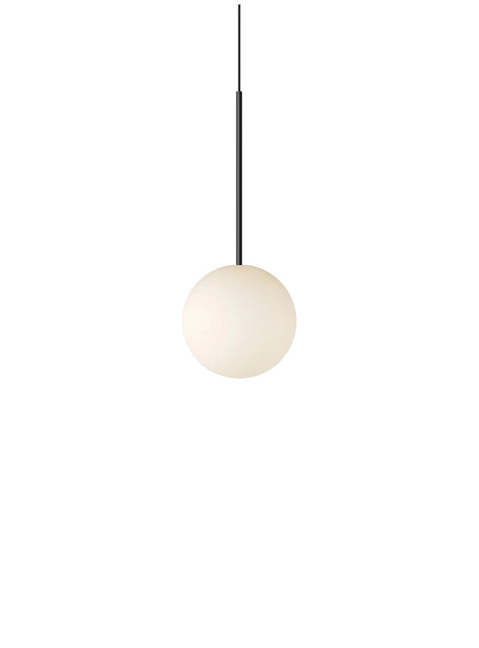 La lampe suspendue Bola Sphere de Pablo Designs apporte une élégance discrète à votre espace de vie. noir
