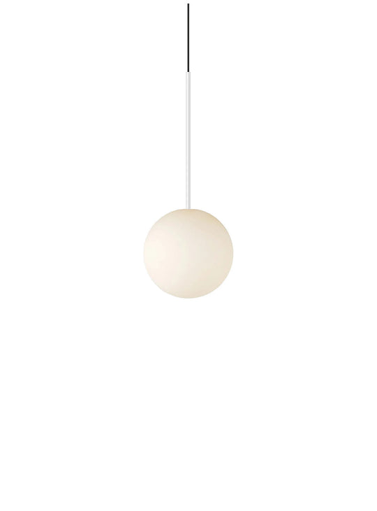 Misez sur la simplicité avec la lampe suspendue Bola Sphere de Pablo Designs et son globe en verre opale. blanc