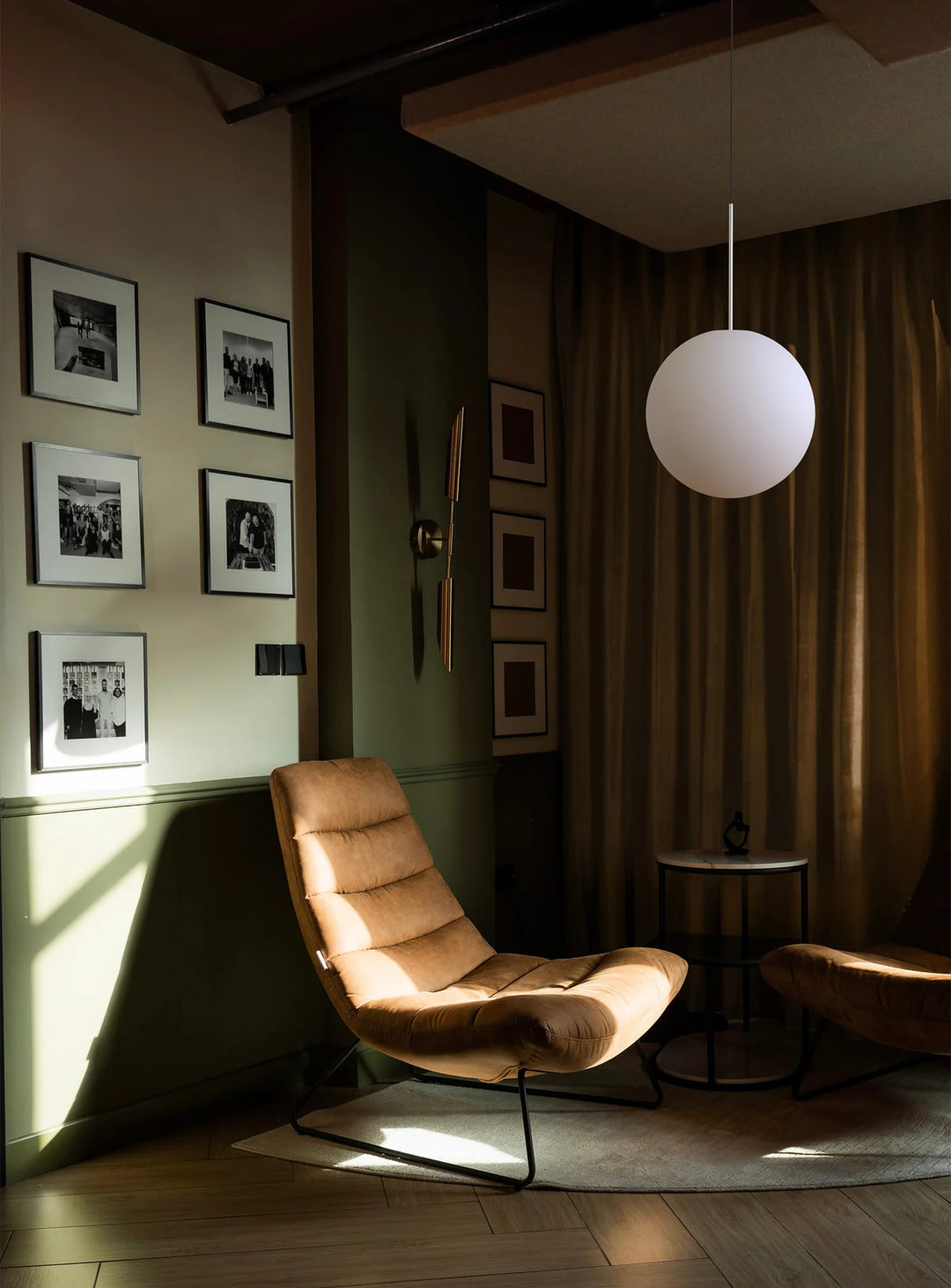 Ajoutez une touche architecturale avec la lampe suspendue Bola Sphere de Pablo Designs et sa tige en acier. chrome