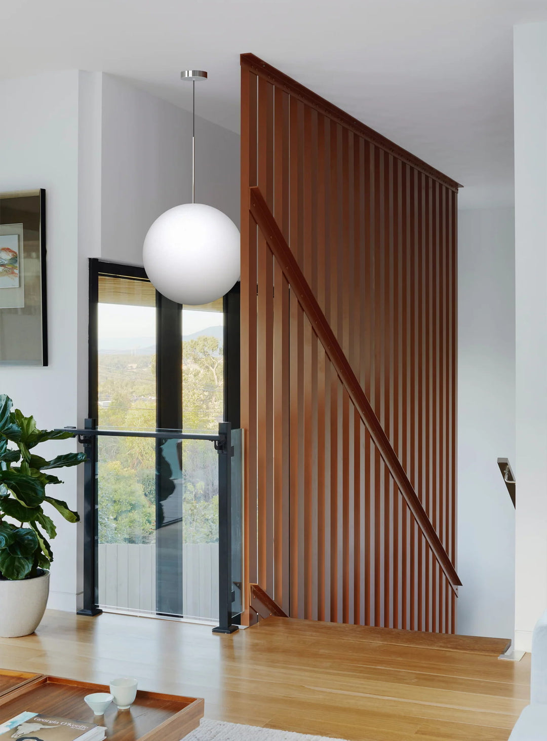 Apportez une lumière douce à votre salon avec la lampe suspendue Bola Sphere de Pablo Designs en verre soufflé. chrome