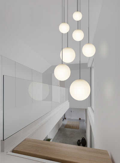 Illuminez avec élégance grâce au lustre Bola Sphere signé Pablo Designs.