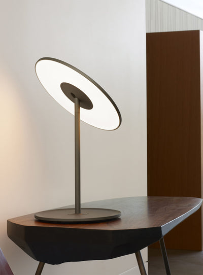 Lampe de table Circa de Pablo Designs, avec disque LED pivotant à 360°, quatre intensités et port USB intégré. graphite