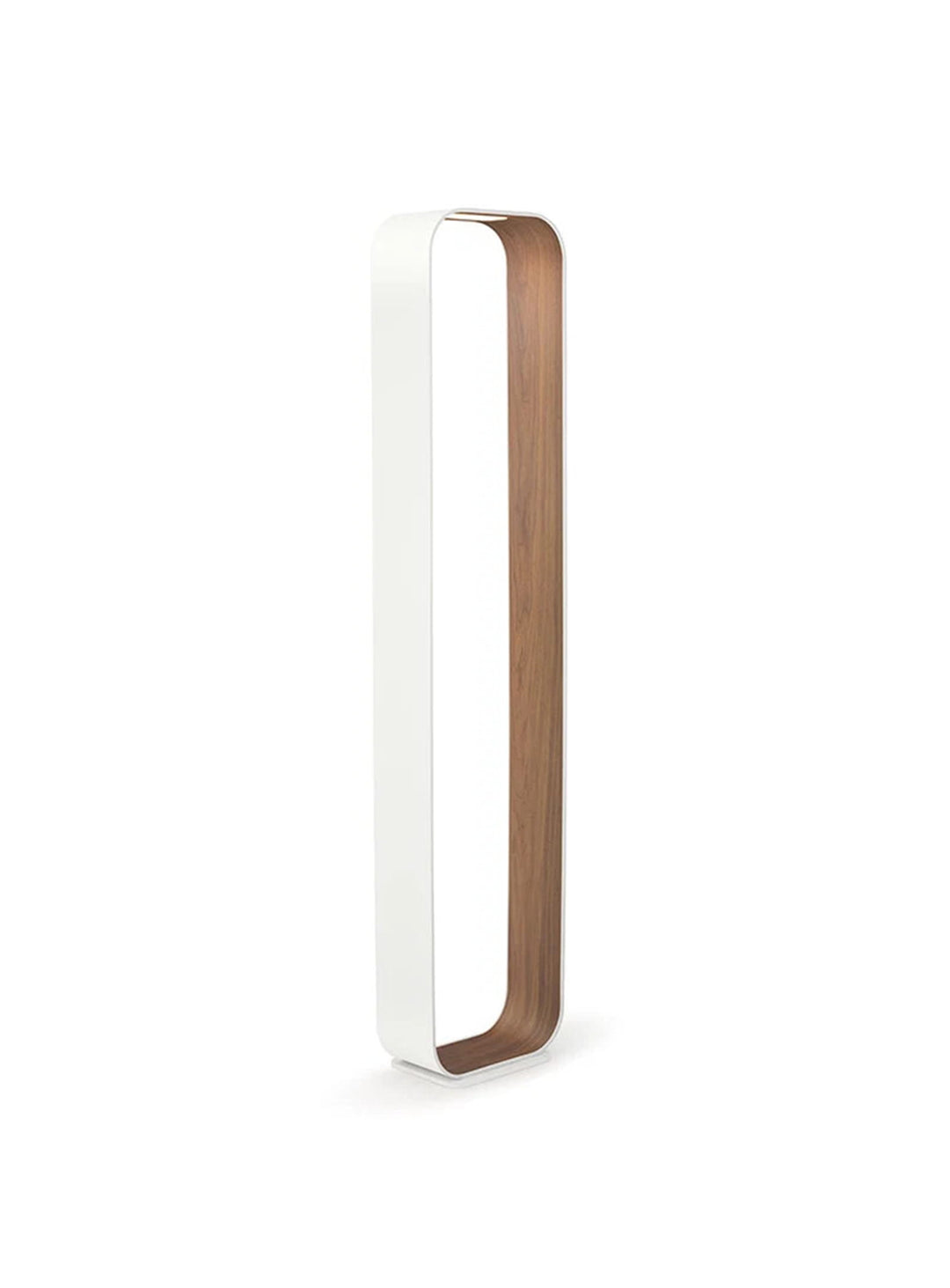 Lampe sur pied Contour de Pablo Designs, un luminaire élégant avec structure en aluminium et intérieur chaleureux. blanc noyer