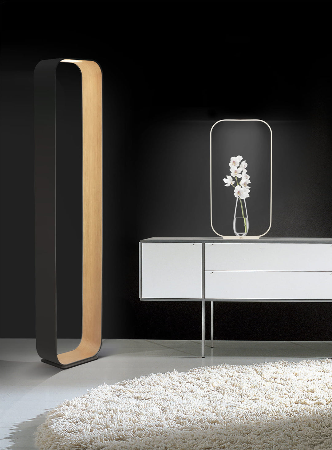 Découvrez la lampe sur pied Contour de Pablo Designs, un luminaire LED minimaliste avec espace ouvert pour vos objets. graphite chene