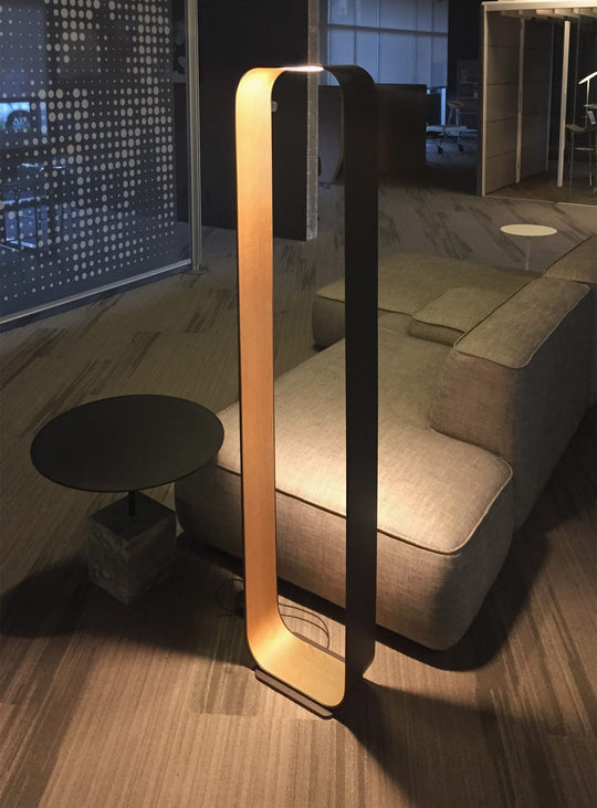 Lampe sur pied Contour de Pablo Designs, au cadre ouvert en aluminium avec éclairage LED chaleureux et design épuré. graphite chene