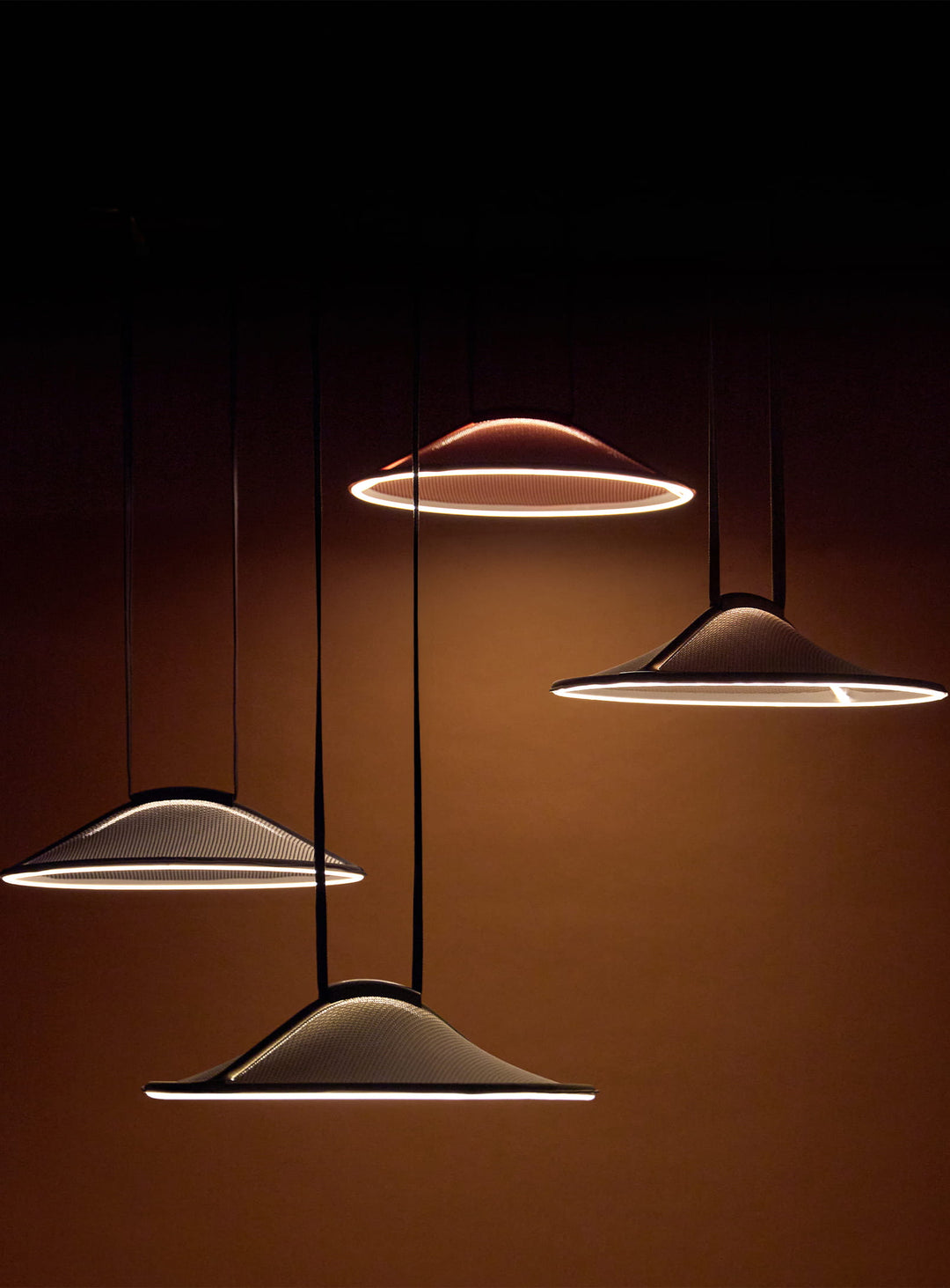 La lampe suspendue Pantaya de Pablo Designs offre une lumière uniforme grâce à son abat-jour tricoté en 3D. 