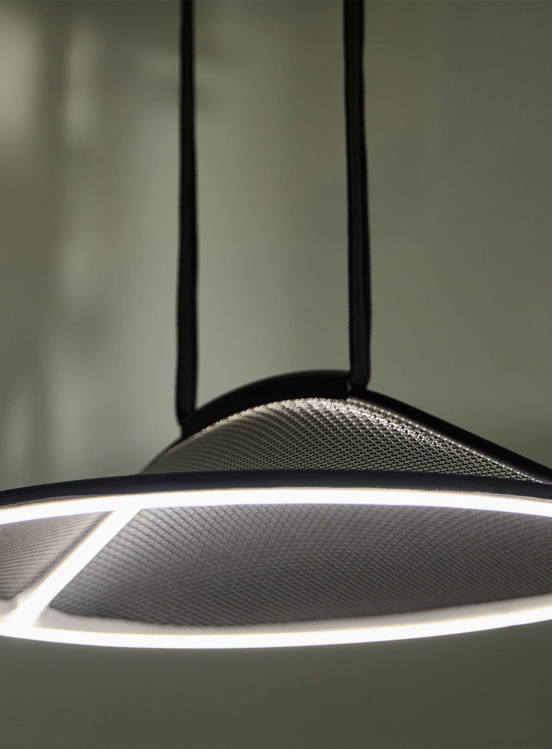 La lampe suspendue Pantaya de Pablo Designs marie aluminium, textile recyclé et technologie LED intégrée. graphite