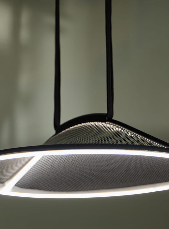 La lampe suspendue Pantaya de Pablo Designs marie aluminium, textile recyclé et technologie LED intégrée. graphite