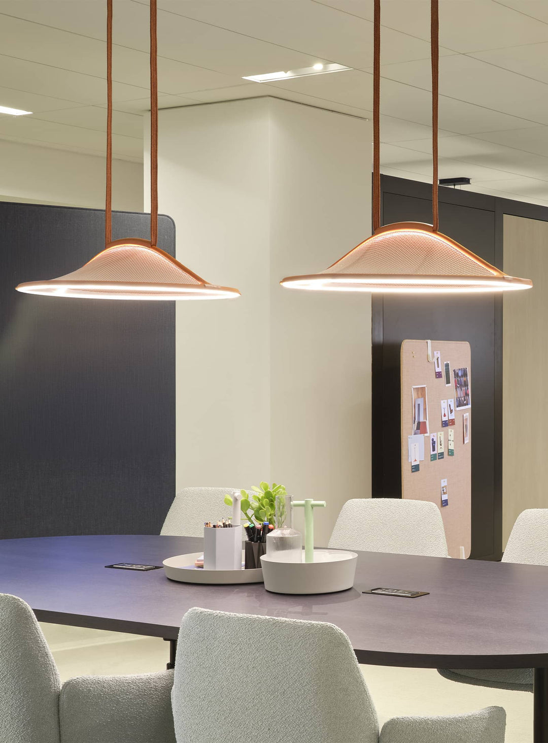 Découvrez la lampe suspendue Pantaya de Pablo Designs, un luminaire LED sculptural en maille tricotée 3D. rouille, 24