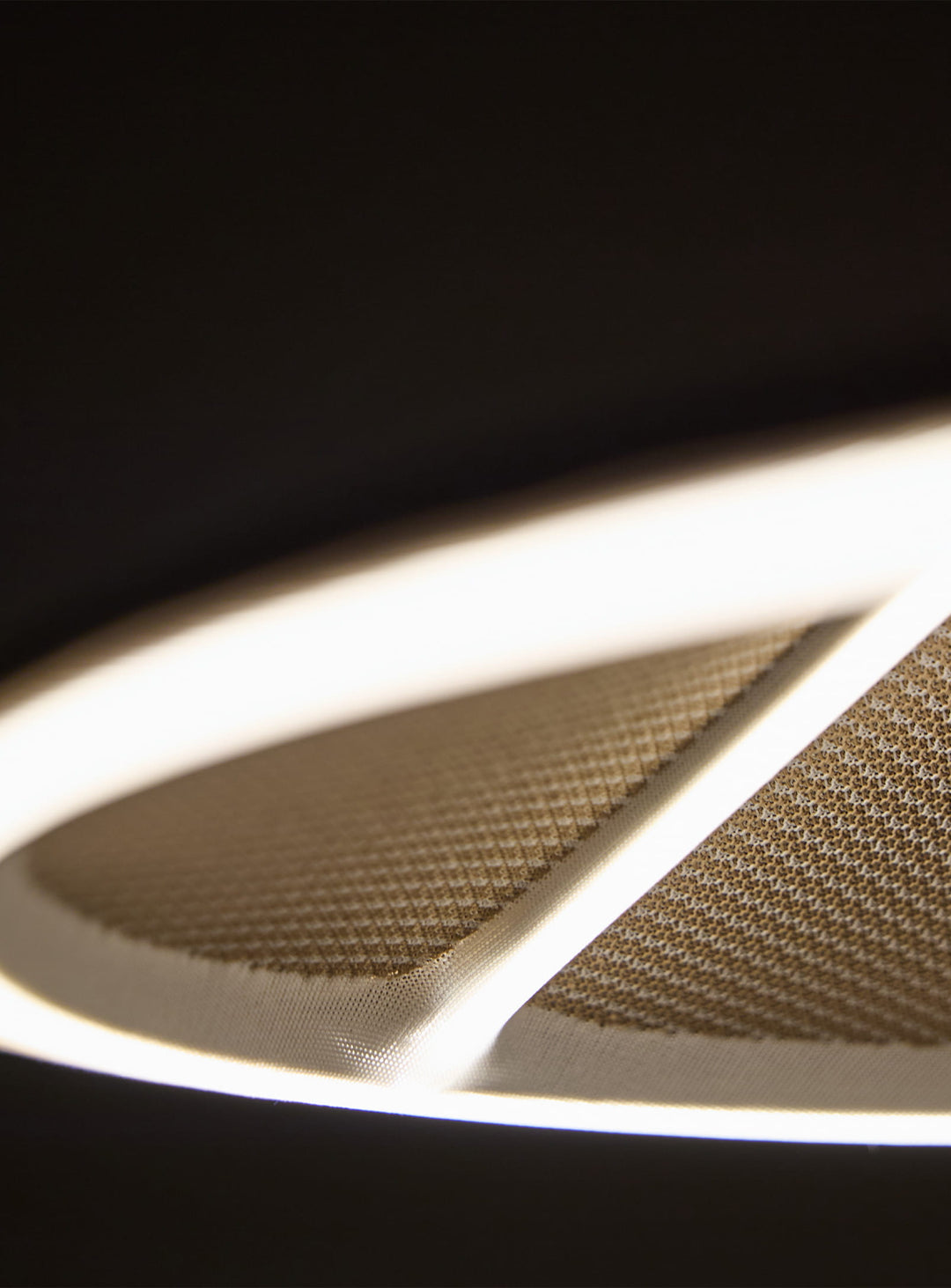 Illuminez votre salle à manger avec la lampe suspendue Pantaya de Pablo Designs et sa silhouette aérienne. sable