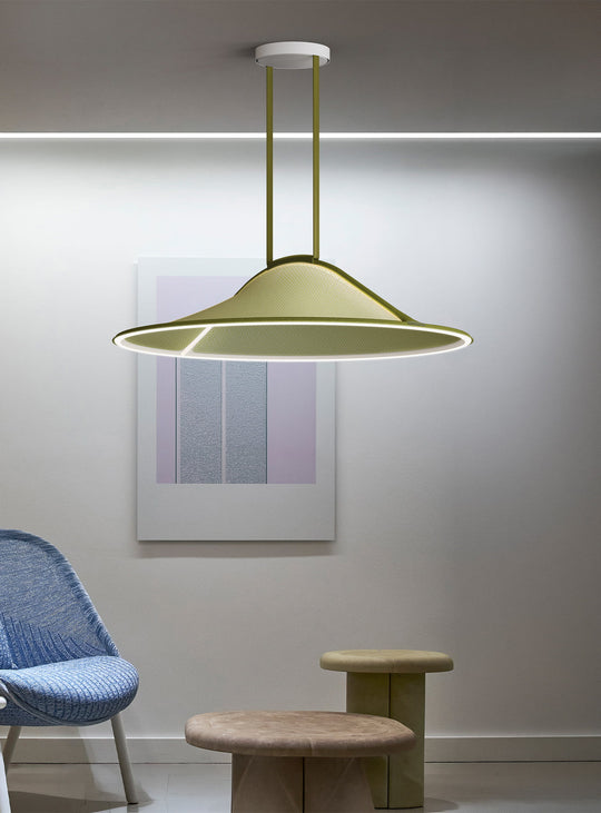 La lampe suspendue Pantaya de Pablo Designs associe maille recyclée, formes organiques et éclairage LED doux. olive, 39
