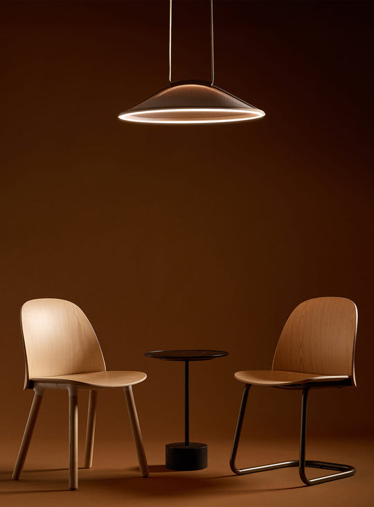 Découvrez la lampe suspendue Pantaya de Pablo Designs, un luminaire textile au design innovant et élégant. rouille, 24