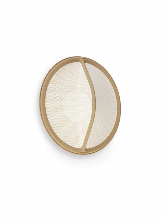 L'applique murale Pantaya de Pablo Designs diffuse une lumière douce grâce à son abat-jour en textile recyclé. sable