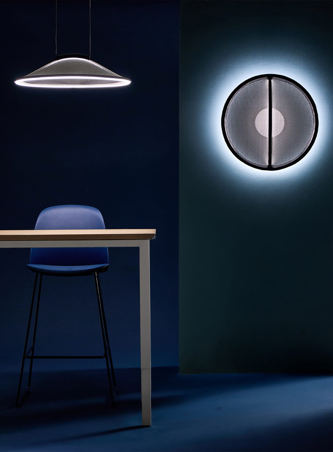 L'applique murale Pantaya de Pablo Designs séduit par sa structure légère et sa lumière homogène et apaisante. graphite