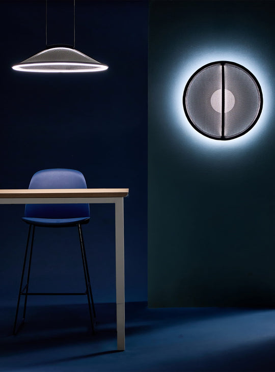 L'applique murale Pantaya de Pablo Designs séduit par sa structure légère et sa lumière homogène et apaisante. graphite
