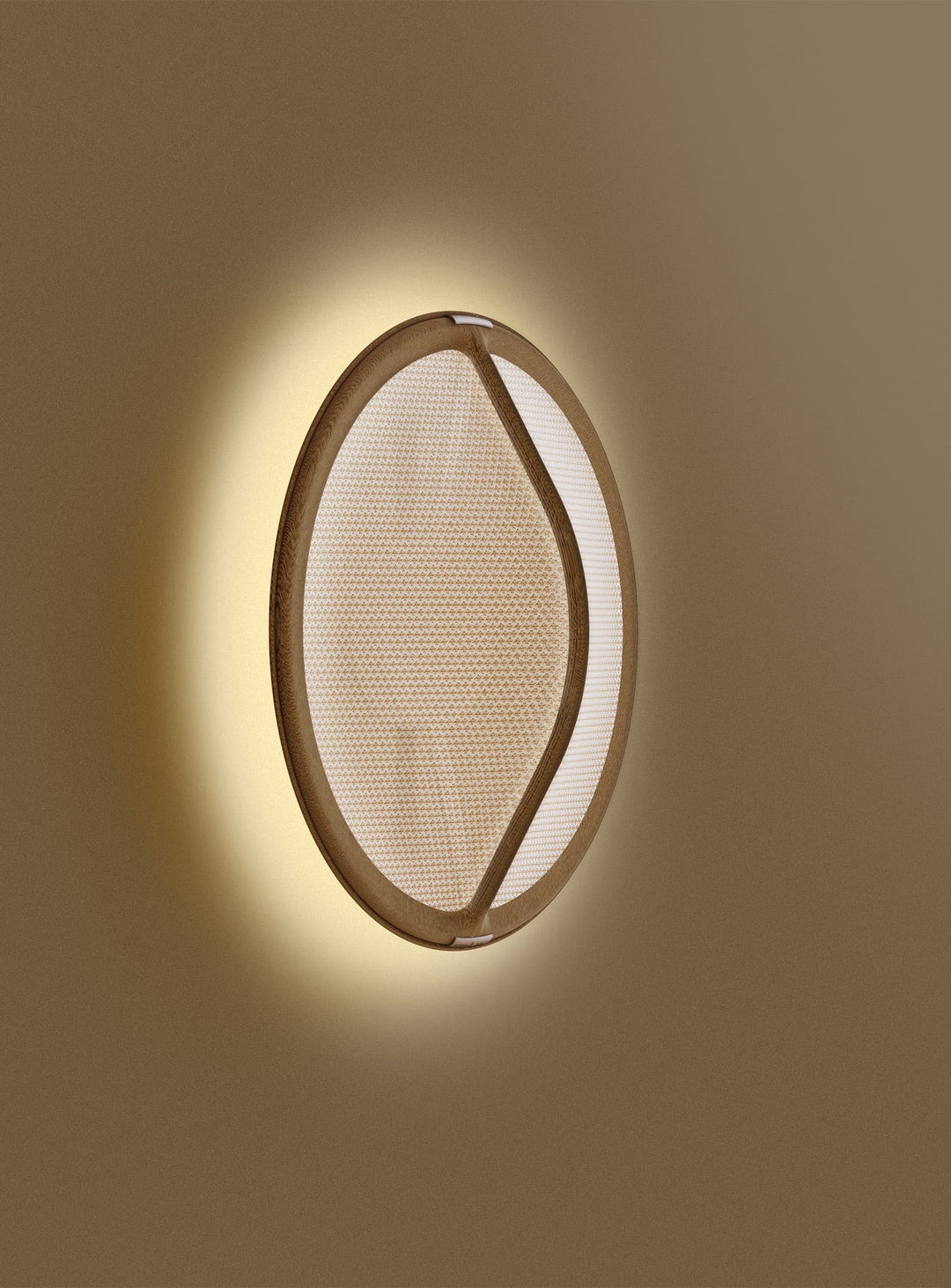 Créez une atmosphère chaleureuse avec l'applique murale Pantaya de Pablo Designs au design textile innovant. sable