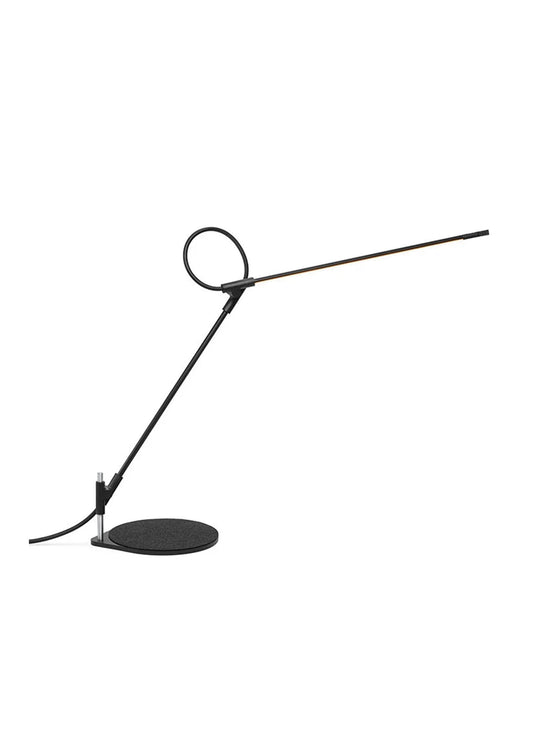Lampe de bureau Superlight de Pablo Designs : lumière LED chaude, mouvement fluide et réglage sur trois axes. noir
