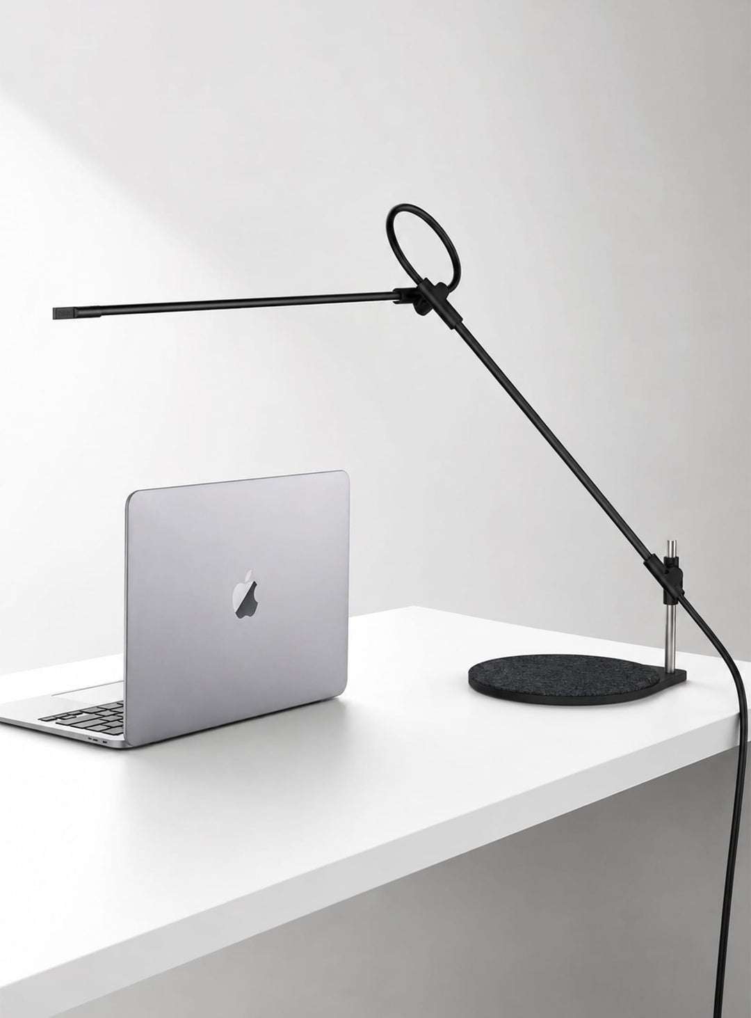 Lampe de bureau Superlight de Pablo Designs, avec éclairage LED orientable sur trois axes et design minimaliste. noir
