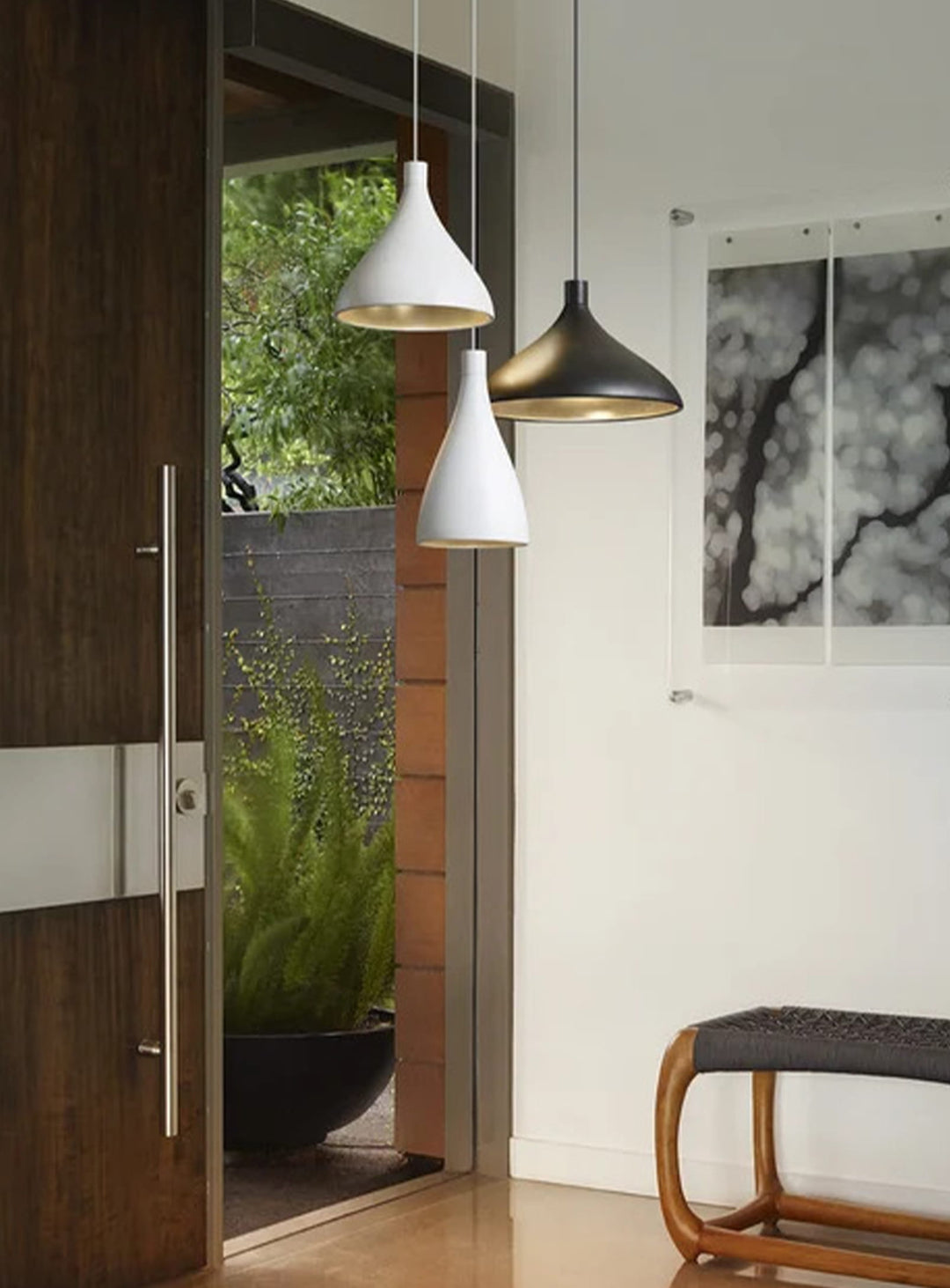 Lampe suspendue Pablo Designs Swell en aluminium filé avec LED et finition intérieure en laiton.