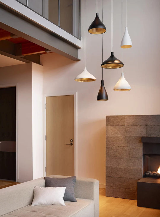 Lampe suspendue Swell de Pablo Designs en aluminium, avec éclairage LED pour intérieur et extérieur.