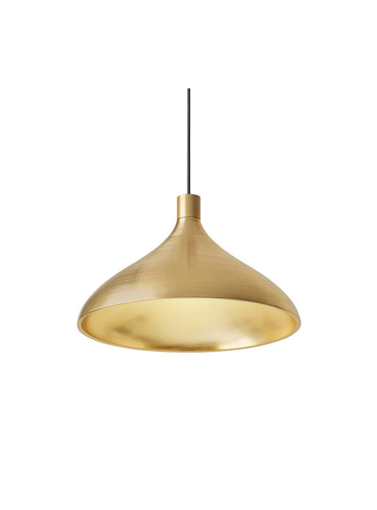 Lampe suspendue Pablo Designs Swell Wide au format élancé pour créer un éclairage moderne et élégant. laiton