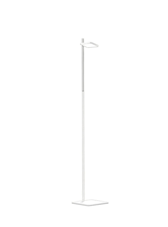 La lampe sur pied Talia de Pablo Designs possède un abat-jour orientable à 180° pour un éclairage précis. blanc et argent
