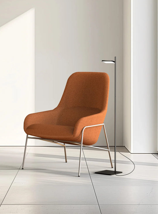 La lampe sur pied Talia de Pablo Designs associe technologie LED, design moderne et confort visuel. noir