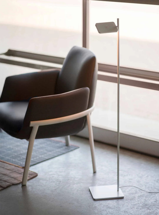 Découvrez la lampe sur pied Talia de Pablo Designs, idéale pour éclairer un salon, un bureau ou un coin lecture. blanc