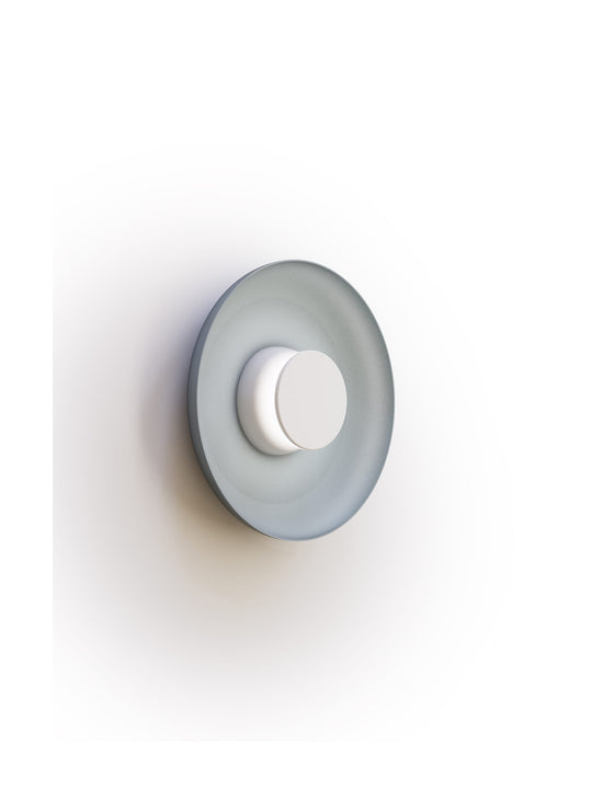 Applique murale Totem Pablo Designs : un luminaire en métal au design sculptural.