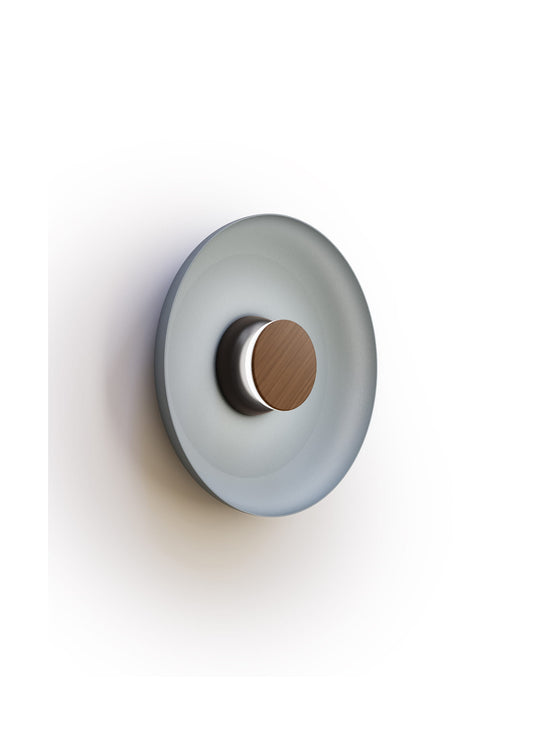 Applique murale Totem Pablo Designs : une création minimaliste aux détails soignés.