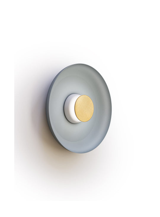 Applique murale Totem Pablo Designs : un luminaire design aux finitions métal et noyer.