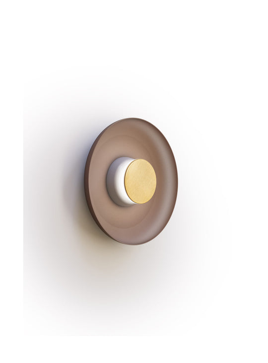 Applique murale Pablo Designs Totem, métal sculptural et lumière indirecte raffinée.
